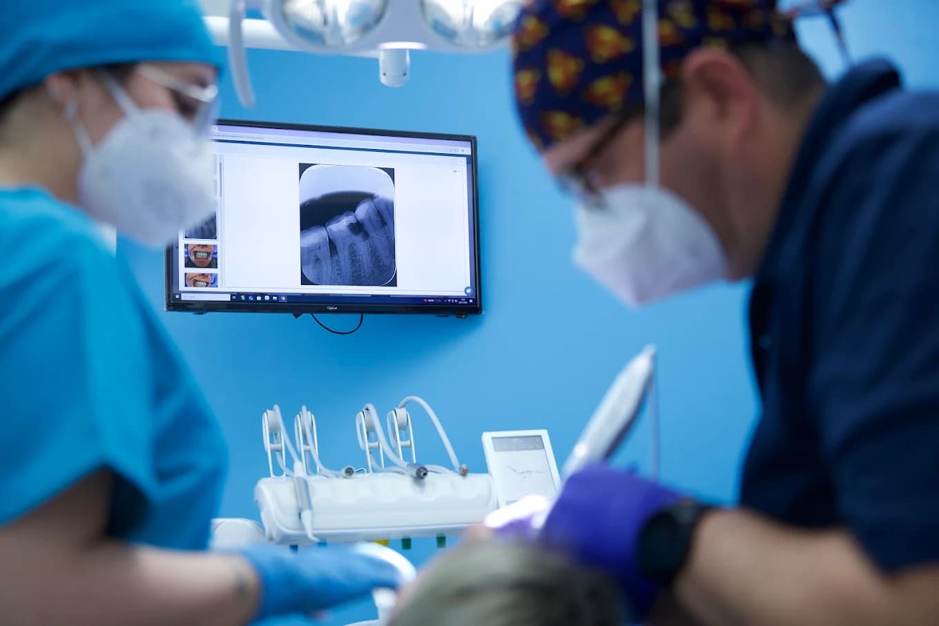 Il momento della decisione condivisa: dottore e paziente davanti alla radiografia.