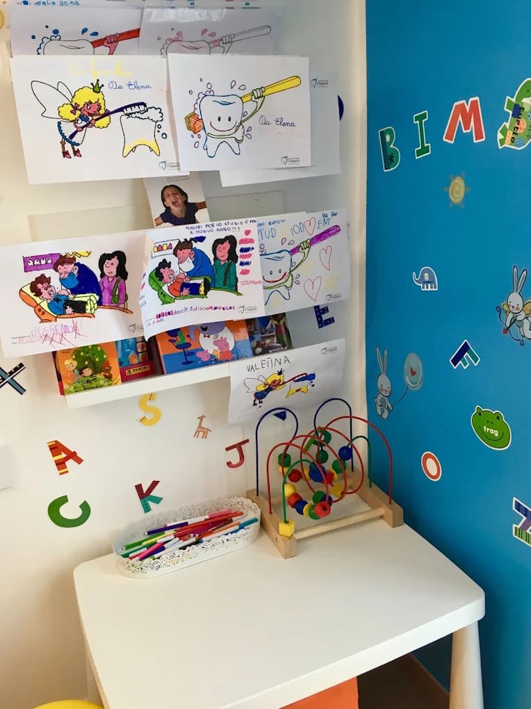 La sala pensata per i bambini, con gli schermi e i colori.