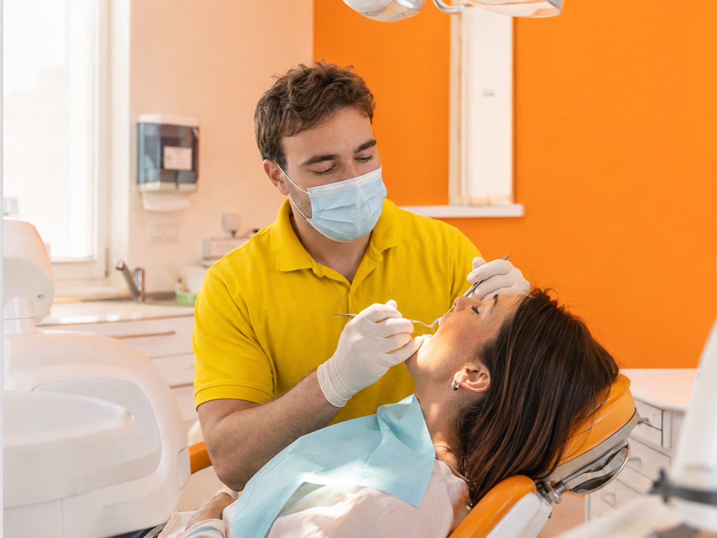 La seduta di igiene con il Dott. Quirino, paziente rilassato.