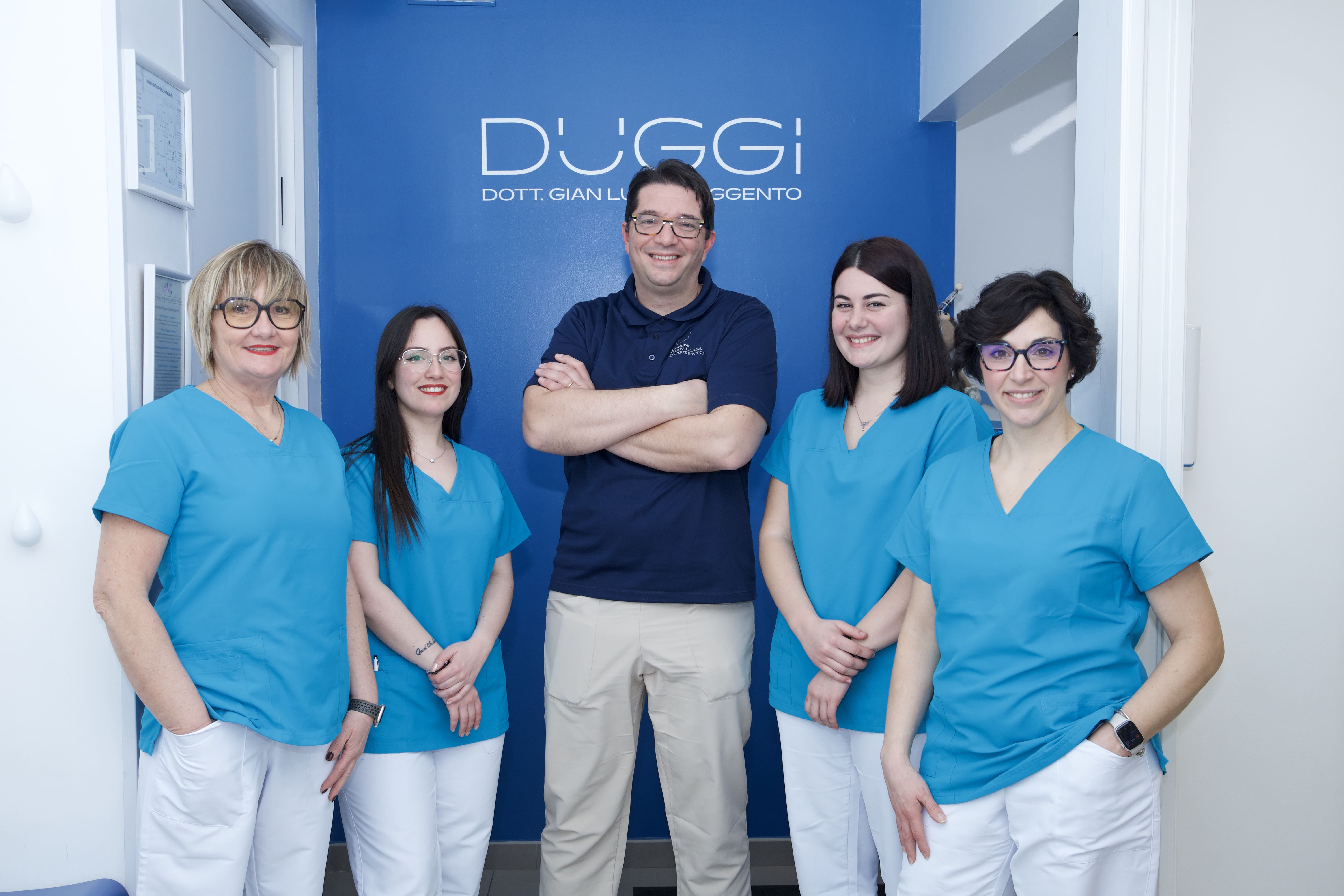 Il team dello Studio DUGGI al completo, di gruppo nello studio.